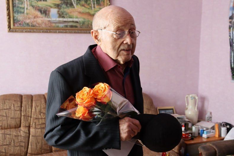В Свердловском округе поздравили с 90-летием долгожителя из пгт Шахтерский Николая Обрезанова В Свердловском округе поздравили с 90-летием долгожителя из пгт Шахтерский Николая Обрезанова
