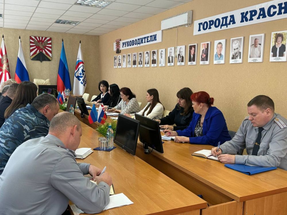 Сегодня, 27 марта, в Красном Луче под председательством заместителя главы Администрации муниципалитета Елены Чуприной состоялось рабочее совещание, посвящённое вопросам противодействия нелегальной занятости на территории... Сегодня, 27 марта, в Красном Луче под председательством заместителя главы Администрации муниципалитета Елены Чуприной состоялось рабочее совещание, посвящённое вопросам противодействия нелегальной занятости на территории...