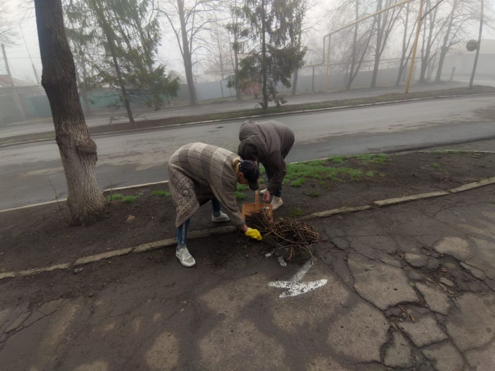 Учреждения культуры Краснолучского округа продолжают работы по благоустройству городских территорий: Учреждения культуры Краснолучского округа продолжают работы по благоустройству городских территорий: