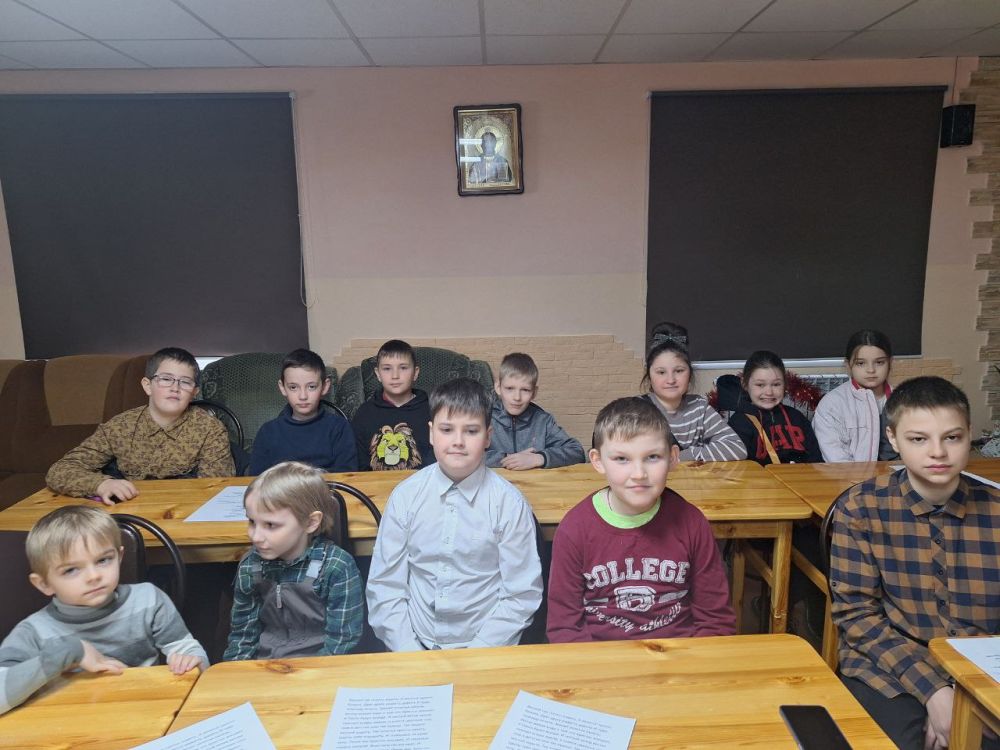 Воскресная школа помогает детям узнать о религиозных ценностях, традициях и основах веры, что способствует их духовному развитию Воскресная школа помогает детям узнать о религиозных ценностях, традициях и основах веры, что способствует их духовному развитию