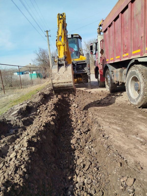 Продолжается укрепление обочин участка дороги "Беловодск-Брусовка" Продолжается укрепление обочин участка дороги "Беловодск-Брусовка"