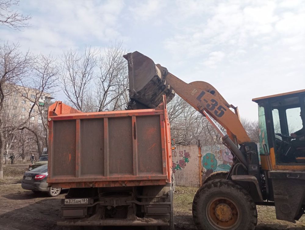 Работники муниципального унитарного предприятия "Спецкомавтотранс" города Ровеньки продолжают работы по уборке мусора по улице Дзержинского Работники муниципального унитарного предприятия "Спецкомавтотранс" города Ровеньки продолжают работы по уборке мусора по улице Дзержинского