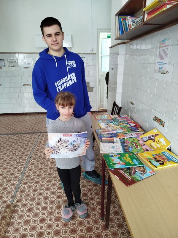 В рамках партийного проекта "Здоровое будущее" активисты Краснолучского отделения Молодой Гвардии Единой России пополнили книжную полку в детской поликлинике В рамках партийного проекта "Здоровое будущее" активисты Краснолучского отделения Молодой Гвардии Единой России пополнили книжную полку в детской поликлинике