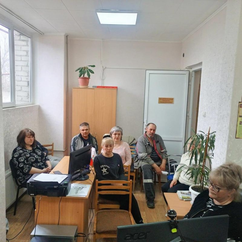 Омские специалисты рассказали коллегам из стахановской спортшколы о правилах безопасности в интернете Омские специалисты рассказали коллегам из стахановской спортшколы о правилах безопасности в интернете