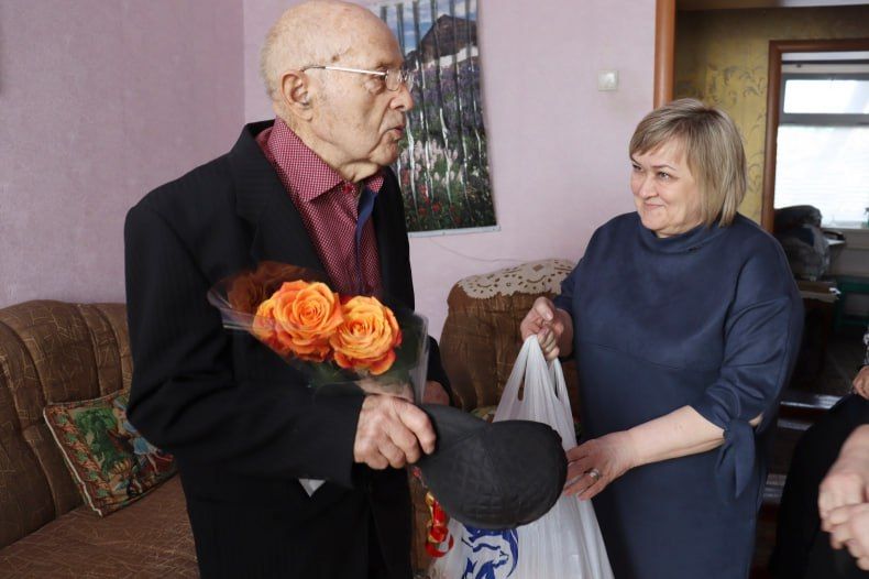 В Свердловском округе поздравили с 90-летием долгожителя из пгт Шахтерский Николая Обрезанова В Свердловском округе поздравили с 90-летием долгожителя из пгт Шахтерский Николая Обрезанова