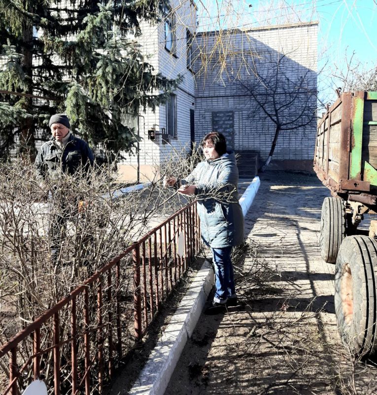 Работники Передельского отдела жизнеобеспечения провели субботник по благоустройству прилегающей территории .Были обрезаны кустарники ,деревья,убрана сухая листва Работники Передельского отдела жизнеобеспечения провели субботник по благоустройству прилегающей территории .Были обрезаны кустарники ,деревья,убрана сухая листва