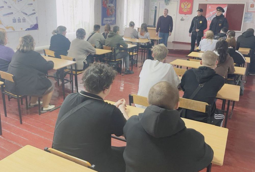 Сотрудники ОМВД России «Ровеньковский» провели профилактическую беседу на тему: "Мои права - мои обязанности" со студентами Ровеньковского колледжа Сотрудники ОМВД России «Ровеньковский» провели профилактическую беседу на тему: "Мои права - мои обязанности" со студентами Ровеньковского колледжа