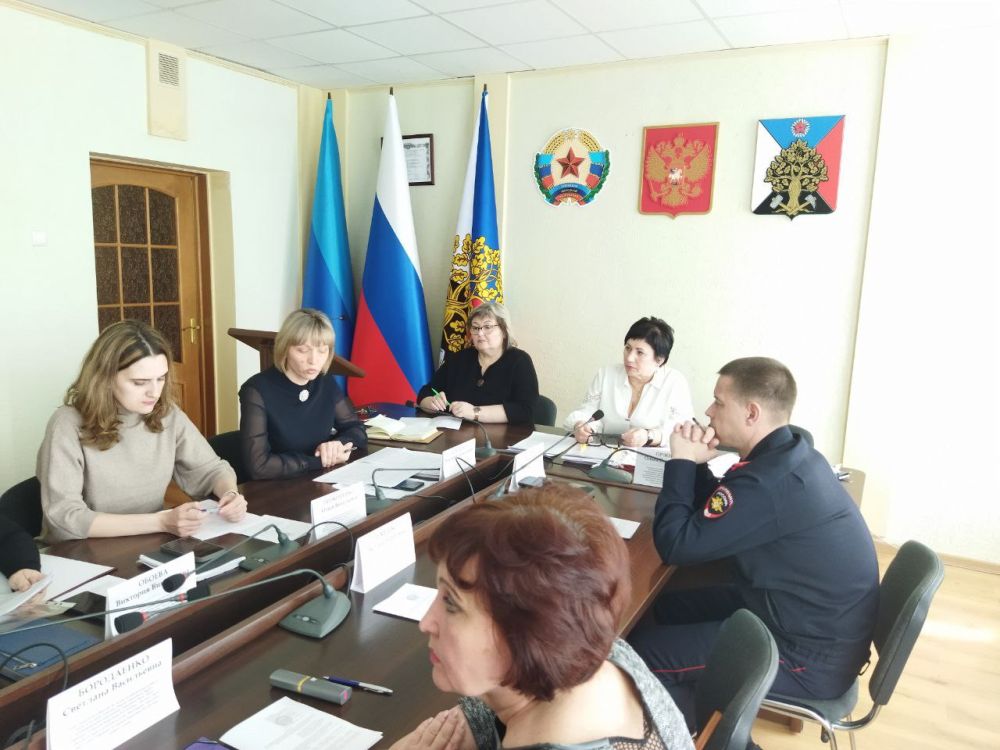 Сегодня в Администрации городского округа город Ровеньки состоялось заседание городской комиссии по делам несовершеннолетних и защите их прав Сегодня в Администрации городского округа город Ровеньки состоялось заседание городской комиссии по делам несовершеннолетних и защите их прав