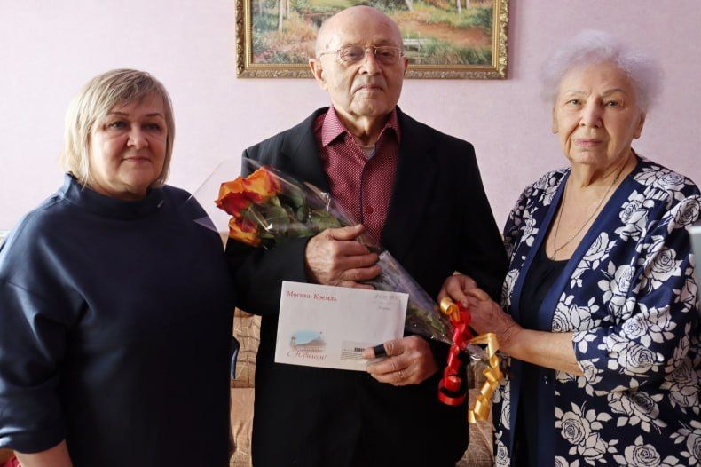 В Свердловском округе поздравили с 90-летием долгожителя из пгт Шахтерский Николая Обрезанова В Свердловском округе поздравили с 90-летием долгожителя из пгт Шахтерский Николая Обрезанова