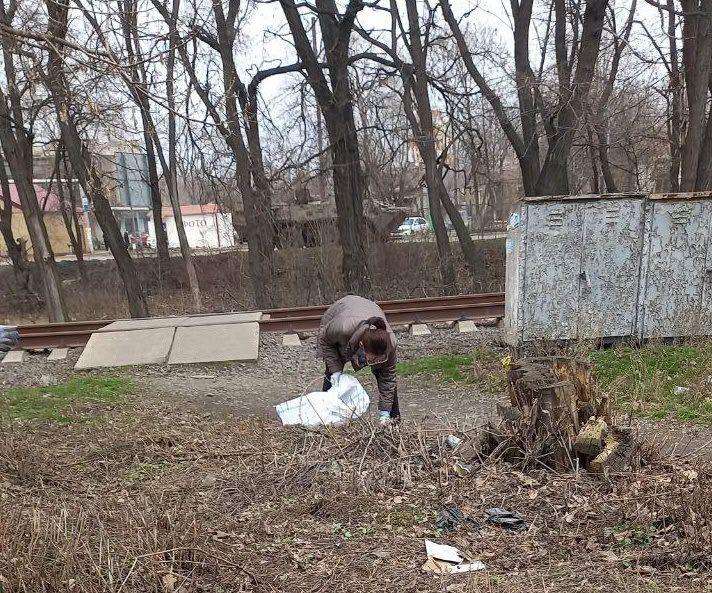 Учреждения культуры Краснолучского округа продолжают работы по благоустройству городских территорий: Учреждения культуры Краснолучского округа продолжают работы по благоустройству городских территорий: