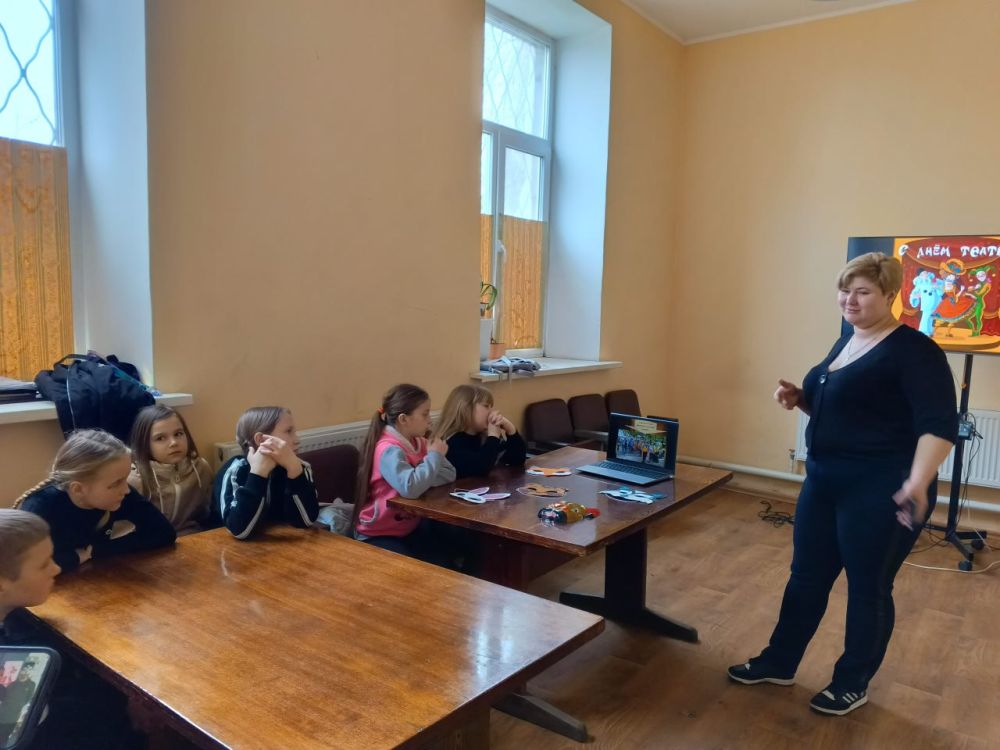 Тематический час ко Дню театра прошел в Вахрушево Тематический час ко Дню театра прошел в Вахрушево