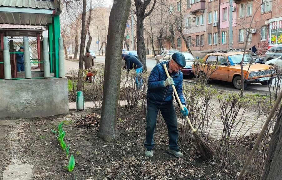Воины-интернационалисты Алчевска провели субботник Воины-интернационалисты Алчевска провели субботник