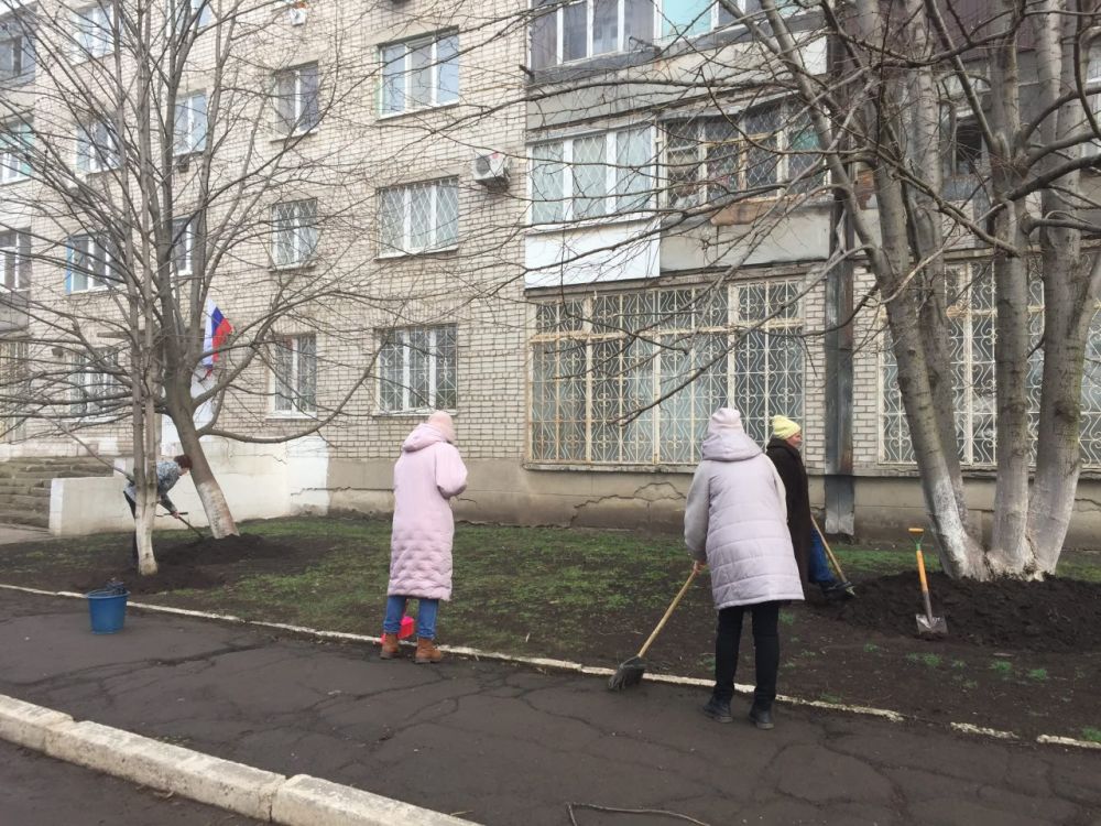 Учреждения культуры Краснолучского округа продолжают работы по благоустройству городских территорий: Учреждения культуры Краснолучского округа продолжают работы по благоустройству городских территорий:
