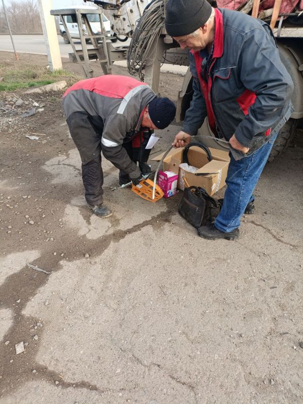 На выезде из Стаханова в сторону Брянки ведутся работы по установке современных светильников На выезде из Стаханова в сторону Брянки ведутся работы по установке современных светильников