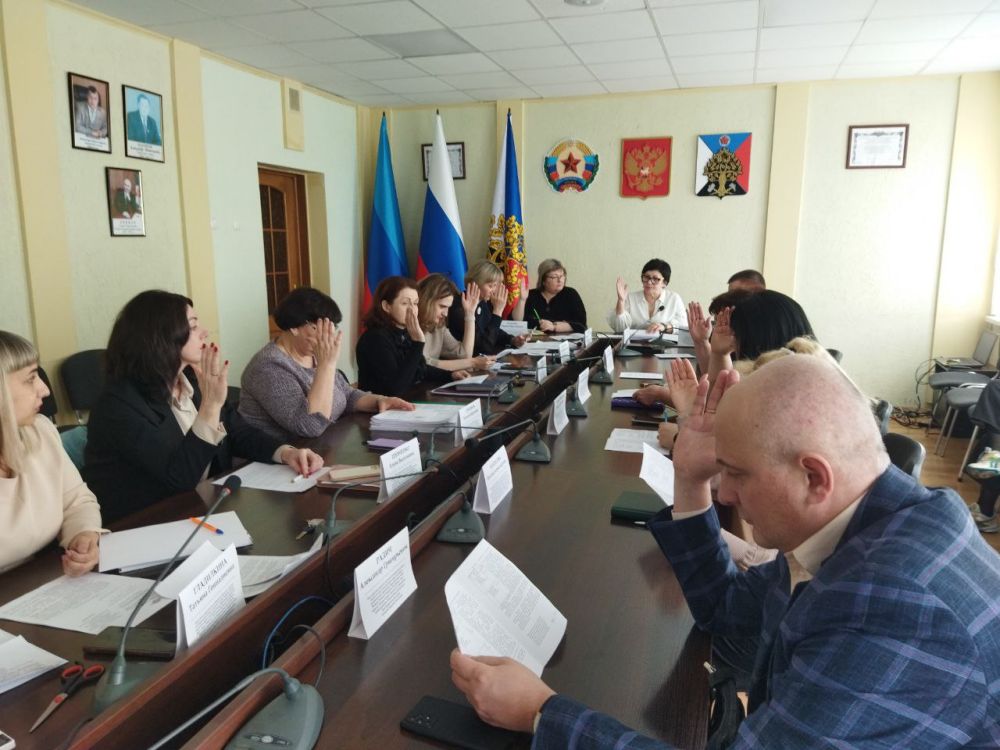 Сегодня в Администрации городского округа город Ровеньки состоялось заседание городской комиссии по делам несовершеннолетних и защите их прав Сегодня в Администрации городского округа город Ровеньки состоялось заседание городской комиссии по делам несовершеннолетних и защите их прав