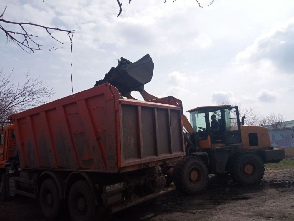 Работники муниципального унитарного предприятия "Спецкомавтотранс" города Ровеньки продолжают работы по уборке мусора по улице Дзержинского Работники муниципального унитарного предприятия "Спецкомавтотранс" города Ровеньки продолжают работы по уборке мусора по улице Дзержинского