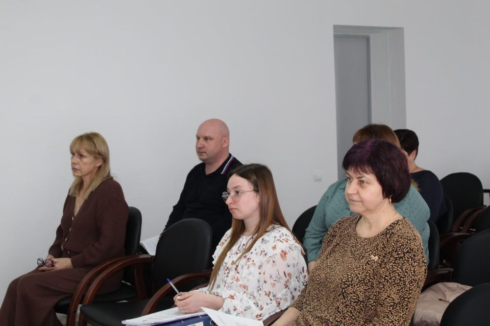 Сегодня состоялось заседание комиссии по профилактике правонарушений под председательством главы Новопсковского м. о. Виктории Кайдаловой Сегодня состоялось заседание комиссии по профилактике правонарушений под председательством главы Новопсковского м. о. Виктории Кайдаловой
