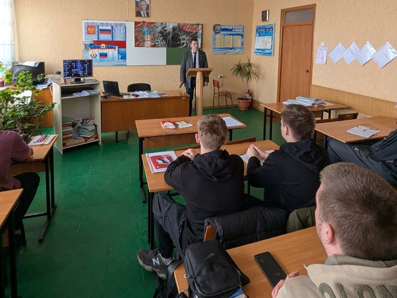 Чем полезны «Госуслуги»?. 27.03.2025 г. в Многопрофильном технологическом колледже ФГБОУ ВО «ДонГТУ» состоялась встреча студентов отделения компьютерных и электрических систем учебного заведения с начальником отдела... Чем полезны «Госуслуги»?. 27.03.2025 г. в Многопрофильном технологическом колледже ФГБОУ ВО «ДонГТУ» состоялась встреча студентов отделения компьютерных и электрических систем учебного заведения с начальником отдела...