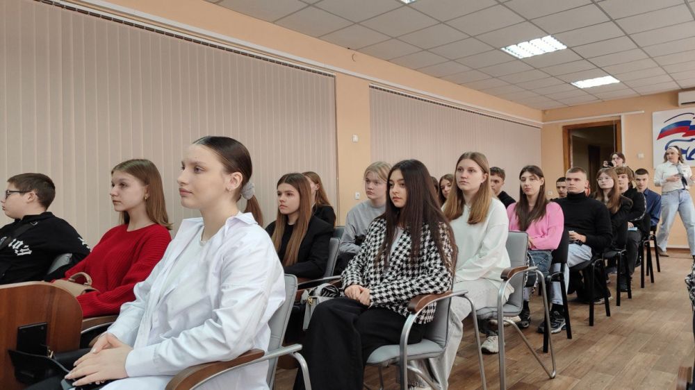 Волонтеры Антрацитовского муниципального округа, которые будут работать с населением в рамках реализации Всероссийского конкурса ФКГС в 2025 году побывали на очном обучении в городе Красный Луч Волонтеры Антрацитовского муниципального округа, которые будут работать с населением в рамках реализации Всероссийского конкурса ФКГС в 2025 году побывали на очном обучении в городе Красный Луч