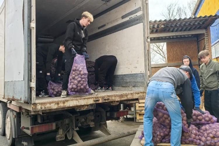 Татарстан доставил 12 тонн гуманитарной помощи в Рубежное Татарстан доставил 12 тонн гуманитарной помощи в Рубежное
