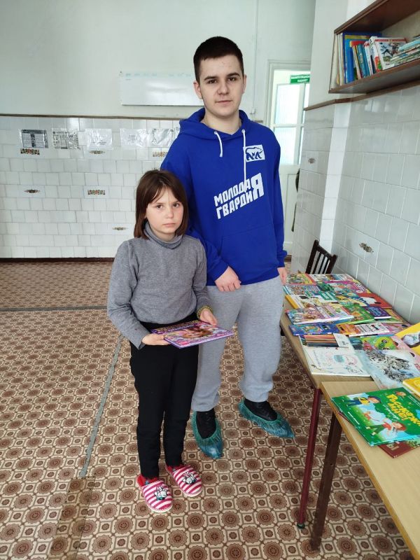 В рамках партийного проекта "Здоровое будущее" активисты Краснолучского отделения Молодой Гвардии Единой России пополнили книжную полку в детской поликлинике В рамках партийного проекта "Здоровое будущее" активисты Краснолучского отделения Молодой Гвардии Единой России пополнили книжную полку в детской поликлинике