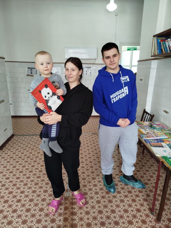 В рамках партийного проекта "Здоровое будущее" активисты Краснолучского отделения Молодой Гвардии Единой России пополнили книжную полку в детской поликлинике В рамках партийного проекта "Здоровое будущее" активисты Краснолучского отделения Молодой Гвардии Единой России пополнили книжную полку в детской поликлинике