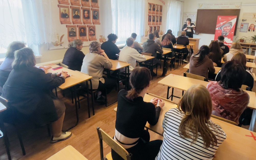 Начальник дополнительного отделения «Ясеновский» ПАО «Промсвязьбанк» Мыльникова Татьяна Анатольевна провела беседу со студентами Ровеньковского колледжа Начальник дополнительного отделения «Ясеновский» ПАО «Промсвязьбанк» Мыльникова Татьяна Анатольевна провела беседу со студентами Ровеньковского колледжа