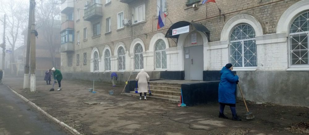 Учреждения культуры Краснолучского округа продолжают работы по благоустройству городских территорий: Учреждения культуры Краснолучского округа продолжают работы по благоустройству городских территорий: