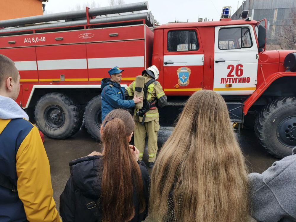 Участники молодежного клуба «Поколение 21» побывали на экскурсии в пожарной части Участники молодежного клуба «Поколение 21» побывали на экскурсии в пожарной части