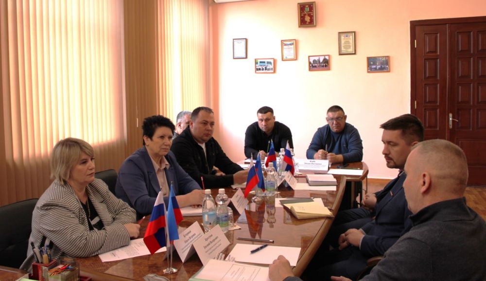 26 марта 2025 года в Белокуракинском муниципальном округе ЛНР состоялось выездное рабочее совещание Министра природных ресурсов и экологии Луганской Народной Республики Евгения Валерьевича Крехтунова, на котором... 26 марта 2025 года в Белокуракинском муниципальном округе ЛНР состоялось выездное рабочее совещание Министра природных ресурсов и экологии Луганской Народной Республики Евгения Валерьевича Крехтунова, на котором...