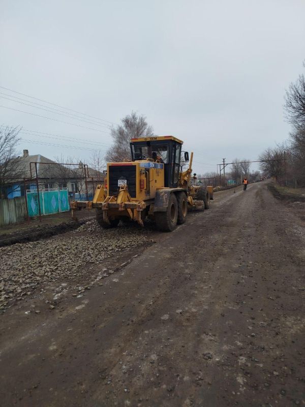 Продолжается укрепление обочин участка дороги "Беловодск-Брусовка" Продолжается укрепление обочин участка дороги "Беловодск-Брусовка"