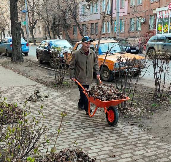 Воины-интернационалисты Алчевска провели субботник Воины-интернационалисты Алчевска провели субботник
