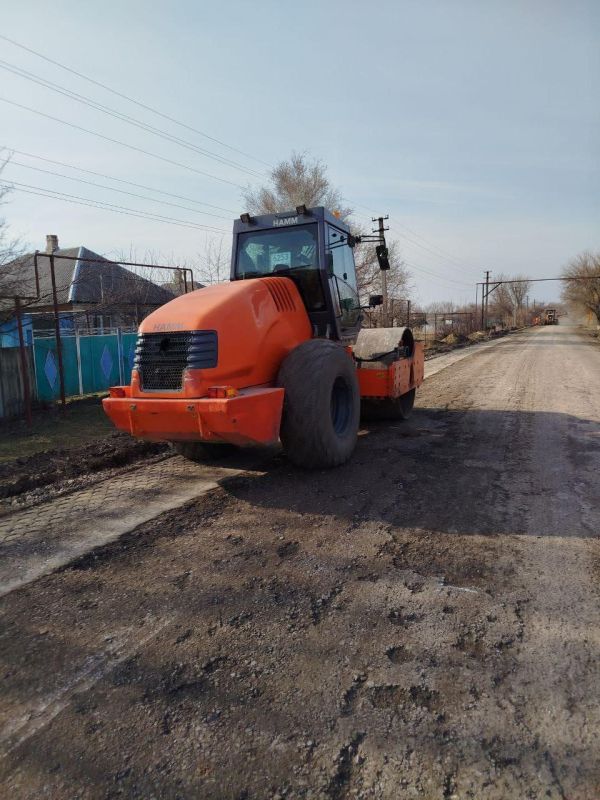 Продолжается укрепление обочин участка дороги "Беловодск-Брусовка" Продолжается укрепление обочин участка дороги "Беловодск-Брусовка"