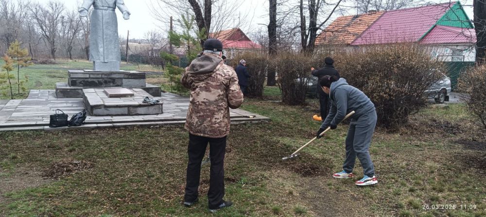 Учреждения культуры Краснолучского округа продолжают работы по благоустройству городских территорий: Учреждения культуры Краснолучского округа продолжают работы по благоустройству городских территорий: