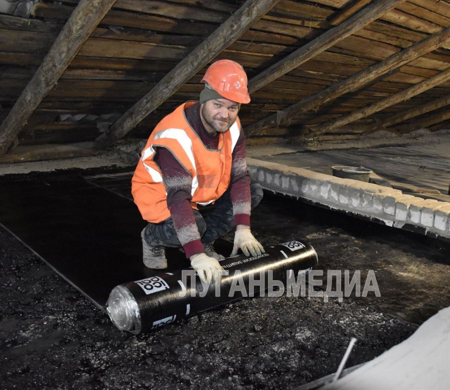 В Краснолучском округе стартовал капитальный ремонт кровель В Краснолучском округе стартовал капитальный ремонт кровель