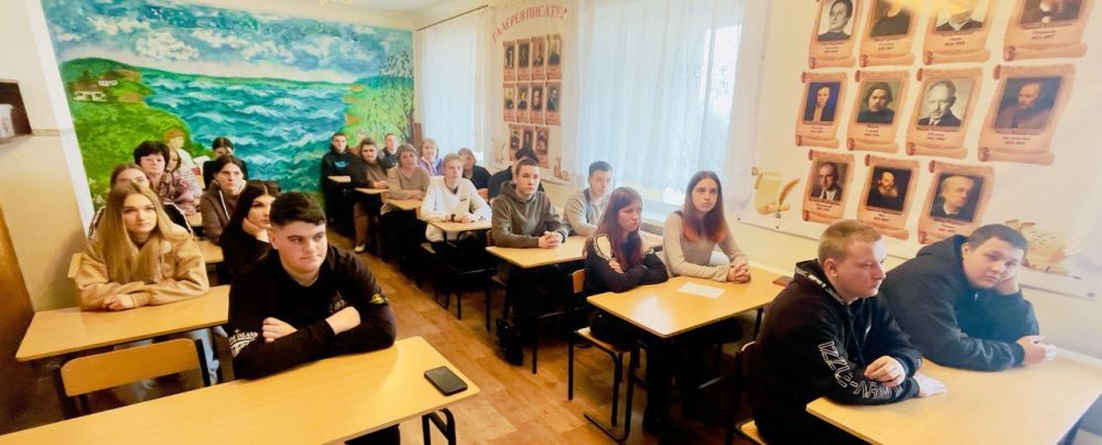Начальник дополнительного отделения «Ясеновский» ПАО «Промсвязьбанк» Мыльникова Татьяна Анатольевна провела беседу со студентами Ровеньковского колледжа Начальник дополнительного отделения «Ясеновский» ПАО «Промсвязьбанк» Мыльникова Татьяна Анатольевна провела беседу со студентами Ровеньковского колледжа