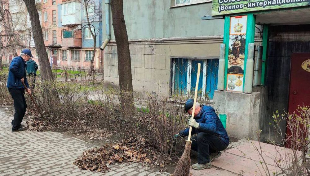 Воины-интернационалисты Алчевска провели субботник Воины-интернационалисты Алчевска провели субботник