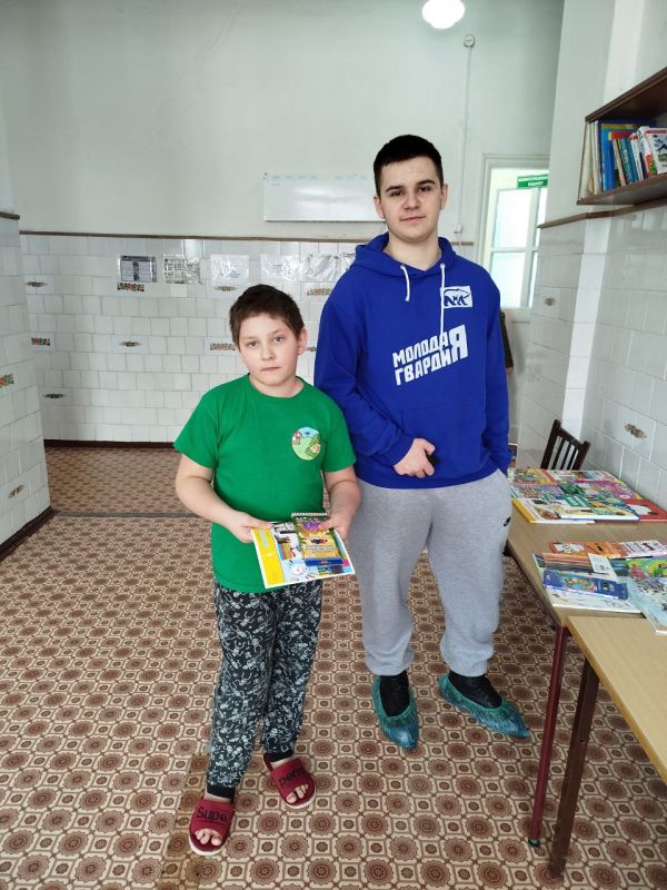 В рамках партийного проекта "Здоровое будущее" активисты Краснолучского отделения Молодой Гвардии Единой России пополнили книжную полку в детской поликлинике В рамках партийного проекта "Здоровое будущее" активисты Краснолучского отделения Молодой Гвардии Единой России пополнили книжную полку в детской поликлинике