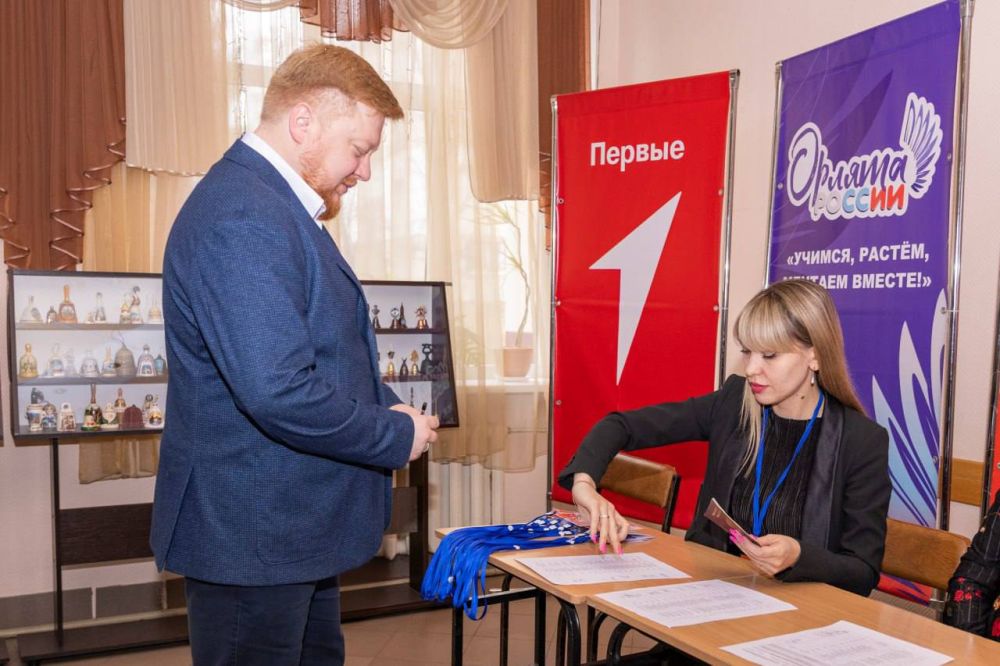 Около 700 родителей выпускников школ ЛНР в числе которых и министр образования и науки Иван Кусов сдали сокращенный единый государственный экзамен (ЕГЭ) в рамках всероссийской акции «Сдаем вместе. День сдачи ЕГЭ родителями» Около 700 родителей выпускников школ ЛНР в числе которых и министр образования и науки Иван Кусов сдали сокращенный единый государственный экзамен (ЕГЭ) в рамках всероссийской акции «Сдаем вместе. День сдачи ЕГЭ родителями»