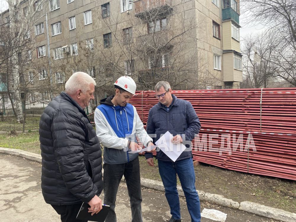 В Кировске по программе капремонта специалисты обновляют ветхие кровли многоэтажек В Кировске по программе капремонта специалисты обновляют ветхие кровли многоэтажек