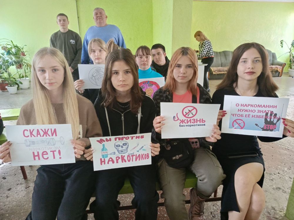 Сотрудники Дома культуры им. Ленина пгт Новодарьевка провели информационный час «Жизнь без наркотиков» для обучающихся «Новодарьевская школа им. В.Д. Луганского» по профилактике наркомании и пропаганде здорового образа жизни Сотрудники Дома культуры им. Ленина пгт Новодарьевка провели информационный час «Жизнь без наркотиков» для обучающихся «Новодарьевская школа им. В.Д. Луганского» по профилактике наркомании и пропаганде здорового образа жизни