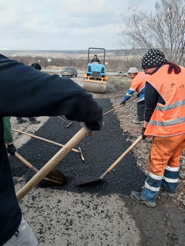 Сергей Козенко: Сотрудники Краснодонского автодора филиала ГУП ЛНР «Луганский автодор» активно проводят работы по ремонту дороги в пгт Новоалександровка в районе ост Сергей Козенко: Сотрудники Краснодонского автодора филиала ГУП ЛНР «Луганский автодор» активно проводят работы по ремонту дороги в пгт Новоалександровка в районе ост