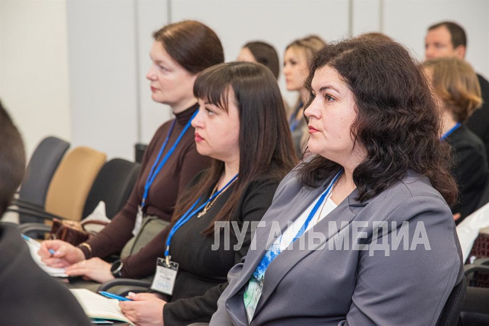 В Луганском Доме молодежи прошла стратегическая сессия, посвящённая проекту Единой модели профориентации «Билет в будущее» В Луганском Доме молодежи прошла стратегическая сессия, посвящённая проекту Единой модели профориентации «Билет в будущее»