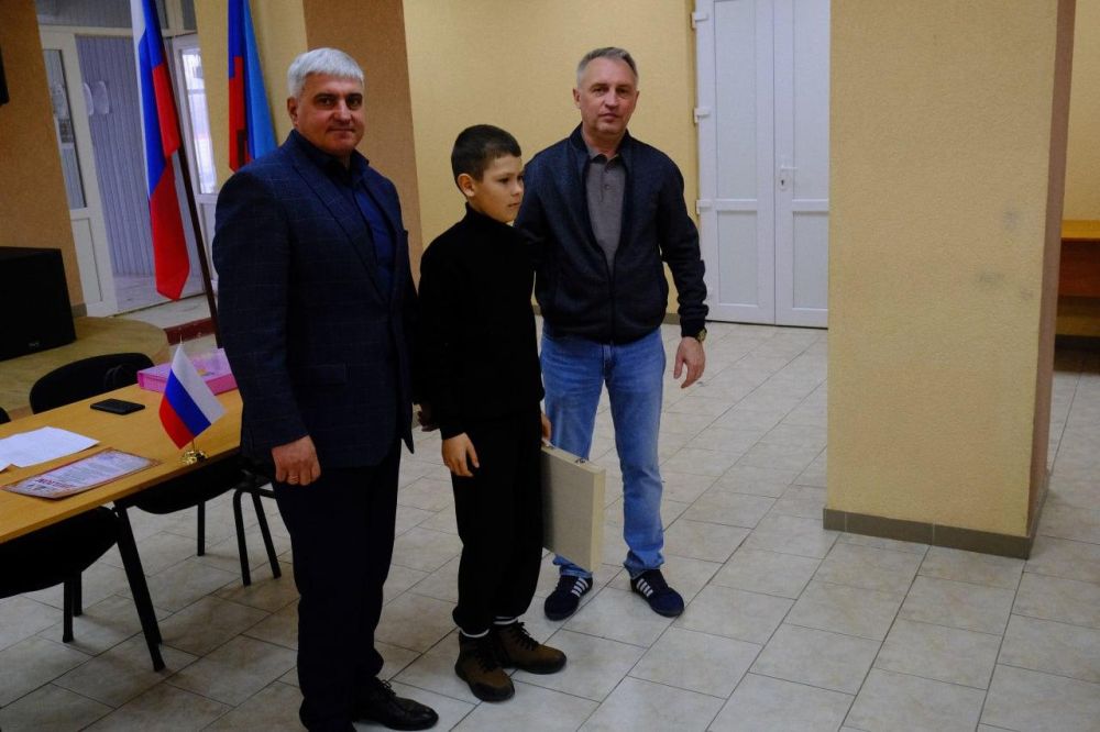 Участникам конкурса рисунков в Беловодском МО вручили подарки Участникам конкурса рисунков в Беловодском МО вручили подарки