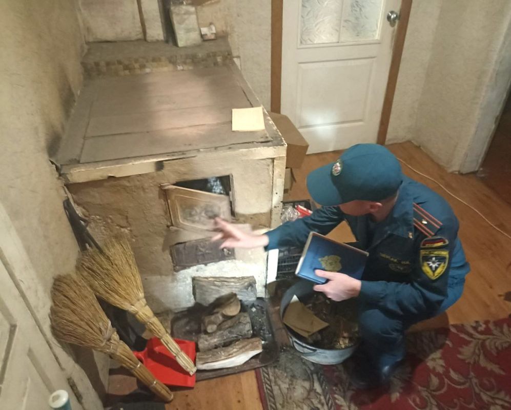 Спасатели МЧС России в городе Рубежное посетили семьи, оказавшиеся в сложной жизненной ситуации Спасатели МЧС России в городе Рубежное посетили семьи, оказавшиеся в сложной жизненной ситуации