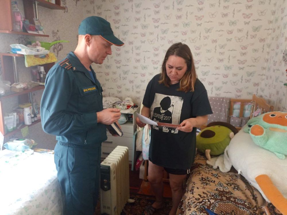Спасатели МЧС России в городе Рубежное посетили семьи, оказавшиеся в сложной жизненной ситуации Спасатели МЧС России в городе Рубежное посетили семьи, оказавшиеся в сложной жизненной ситуации