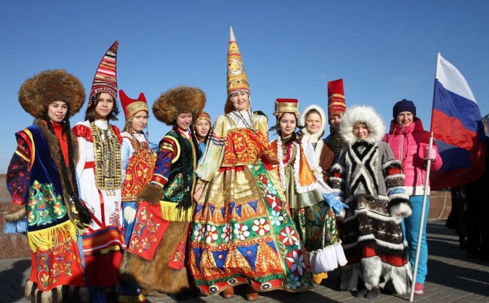 Россия дружная страна!. На территории России сотни лет в единстве живет множество народов, поэтому именно в нашей стране сложилось правильное представление о том, каким должно быть взаимодействие между разными народами, у... Россия дружная страна!. На территории России сотни лет в единстве живет множество народов, поэтому именно в нашей стране сложилось правильное представление о том, каким должно быть взаимодействие между разными народами, у...