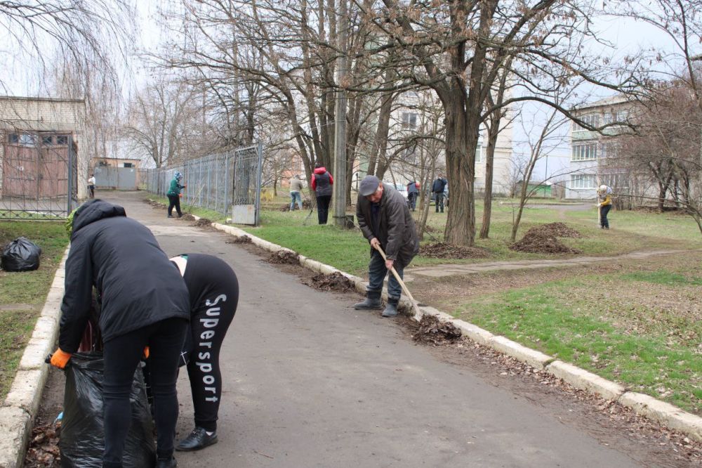 Сегодня возле здания Администрации Троицкого муниципального округа прошел весенний субботник, ознаменовавший начало активной фазы по благоустройству территории после зимнего периода Сегодня возле здания Администрации Троицкого муниципального округа прошел весенний субботник, ознаменовавший начало активной фазы по благоустройству территории после зимнего периода