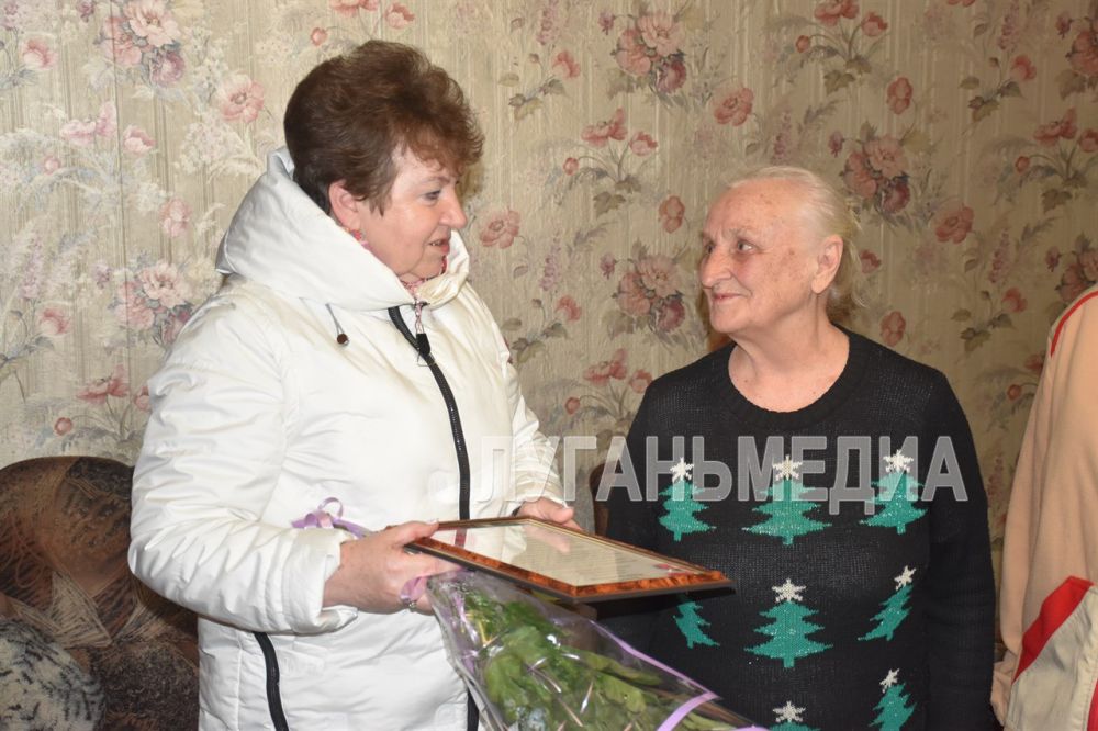 Тамара Алексеевна Ковтун, помощник главы городского округа города Стаханова, и юнармейцы поздравили жертву нацистских преследований Марию Демьяновну Маловичко с 84-м днем рождения Тамара Алексеевна Ковтун, помощник главы городского округа города Стаханова, и юнармейцы поздравили жертву нацистских преследований Марию Демьяновну Маловичко с 84-м днем рождения