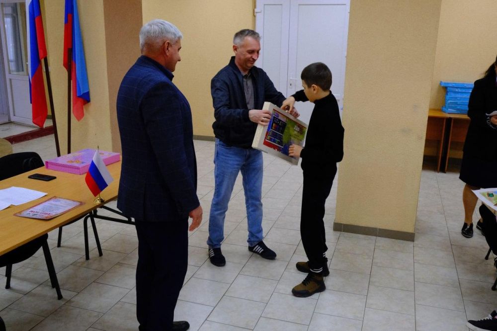 Участникам конкурса рисунков в Беловодском МО вручили подарки Участникам конкурса рисунков в Беловодском МО вручили подарки